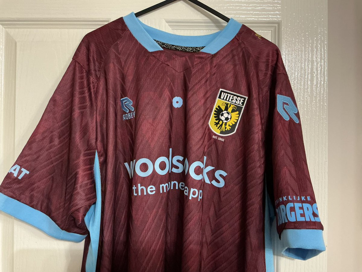awaveacrossabay's tweet photo. Vitesse Arnhem Airborne shirts arrived today.

Less than a week from order in the Netherlands, and it arrives here in England! 

I’ve been before, but would really like to come over for the Airborne match next season, superb club. 🏴󠁧󠁢󠁥󠁮󠁧󠁿🤝🇳🇱

#Vitesse @MijnVitesse https://t.co/48AwnU3rfO