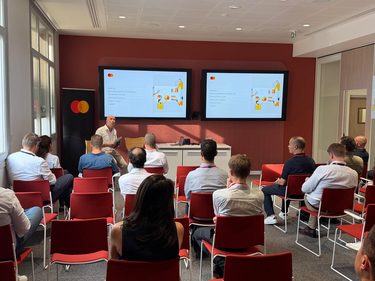 MastercardFR's tweet photo. "Notre objectif : trouver des solutions à vos enjeux" ✅

C’est avec ces mots que Georges Rey (#Mastercard), a ouvert cette nouvelle édition de Mastercard for Merchants, consacrée aux défis très concrets rencontrés aujourd’hui par les commerçants.

Résilience des paiements et des infrastructures, cybersécurité et quantique, performance e-commerce, fraude aux retours… Autant de sujets choisis avec nos clients et partenaires et placés au cœur des échanges de cet après-midi.

Parmi eux, la résilience occupe une place centrale.

🎙️ "La résilience est un véritable sujet à la une. Notre objectif est de proposer des systèmes toujours disponibles. Nous modernisons notre réseau pour renforcer sa résilience et proposer de nouveaux services dans l’immédiateté aux commerçants", Benoit Maloir.

Une ambition qui illustre tout l’esprit de Mastercard for Merchants : partir des enjeux du terrain, partager les expertises et construire ensemble les solutions qui feront évoluer les paiements de demain.

#MastercardForMerchants #Paiements #Résilience #Commerce #Innovation