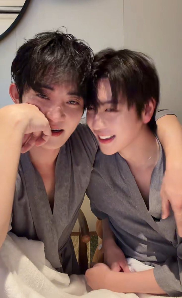 _TinnyCat_'s tweet photo. ENOUGH... THEY ARE SO CUTE 😭

#MingLiang #两陈美景
#ChenMinghao​ #ChenLiang https://t.co/dFKdOqOn5D