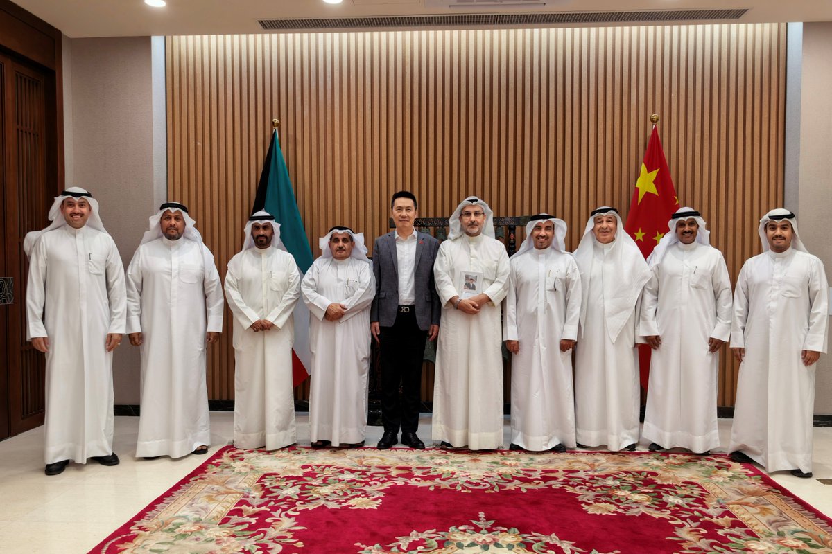 ChinaEmbKuwait's tweet photo. في 29 سبتمبر 2026، التقى سعادة سفير الصين لدى الكويت يانغ شين برئيس قسم التاريخ بجامعة الكويت خالد، والطلبة وأعضاء هيئة التدريس بالقسم الذين زاروا الصين، وتبادل معهم وجهات النظر حول تعزيز التبادل والتواصل الإنساني والثقافي بين البلدين. https://t.co/CaFA4rNFET
