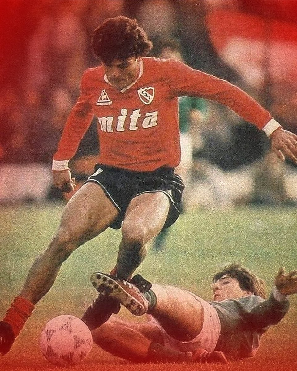 InfiernoRojo's tweet photo. 🎂👹 Néstor Clausen, multicampeón con el Rojo entre los ’80 y los ’90, hoy está cumpliendo 64 años.

🏆 Con la camiseta más gloriosa, el ídolo del Diablo supo ganar el Metropolitano de 1983 y 1988/1989, además de la Supercopa en 1995.

🏆 Pero los títulos más importantes, sin lugar a dudas, fueron en 1984: ganó tanto la Libertadores como la Intercontinental junto con otras grandes figuras como Enzo Trossero, Hugo Villaverde, Claudio Marangoni, y hasta el mismísimo Ricardo Enrique Bochini.

Elegí una 🥂 y brindá. ¡Felicidades, Negro!