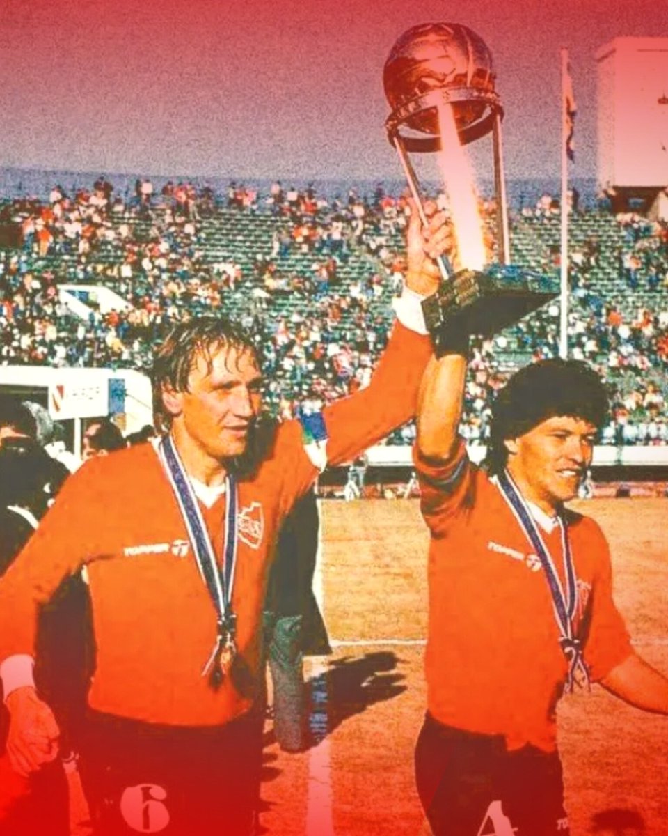InfiernoRojo's tweet photo. 🎂👹 Néstor Clausen, multicampeón con el Rojo entre los ’80 y los ’90, hoy está cumpliendo 64 años.

🏆 Con la camiseta más gloriosa, el ídolo del Diablo supo ganar el Metropolitano de 1983 y 1988/1989, además de la Supercopa en 1995.

🏆 Pero los títulos más importantes, sin lugar a dudas, fueron en 1984: ganó tanto la Libertadores como la Intercontinental junto con otras grandes figuras como Enzo Trossero, Hugo Villaverde, Claudio Marangoni, y hasta el mismísimo Ricardo Enrique Bochini.

Elegí una 🥂 y brindá. ¡Felicidades, Negro!