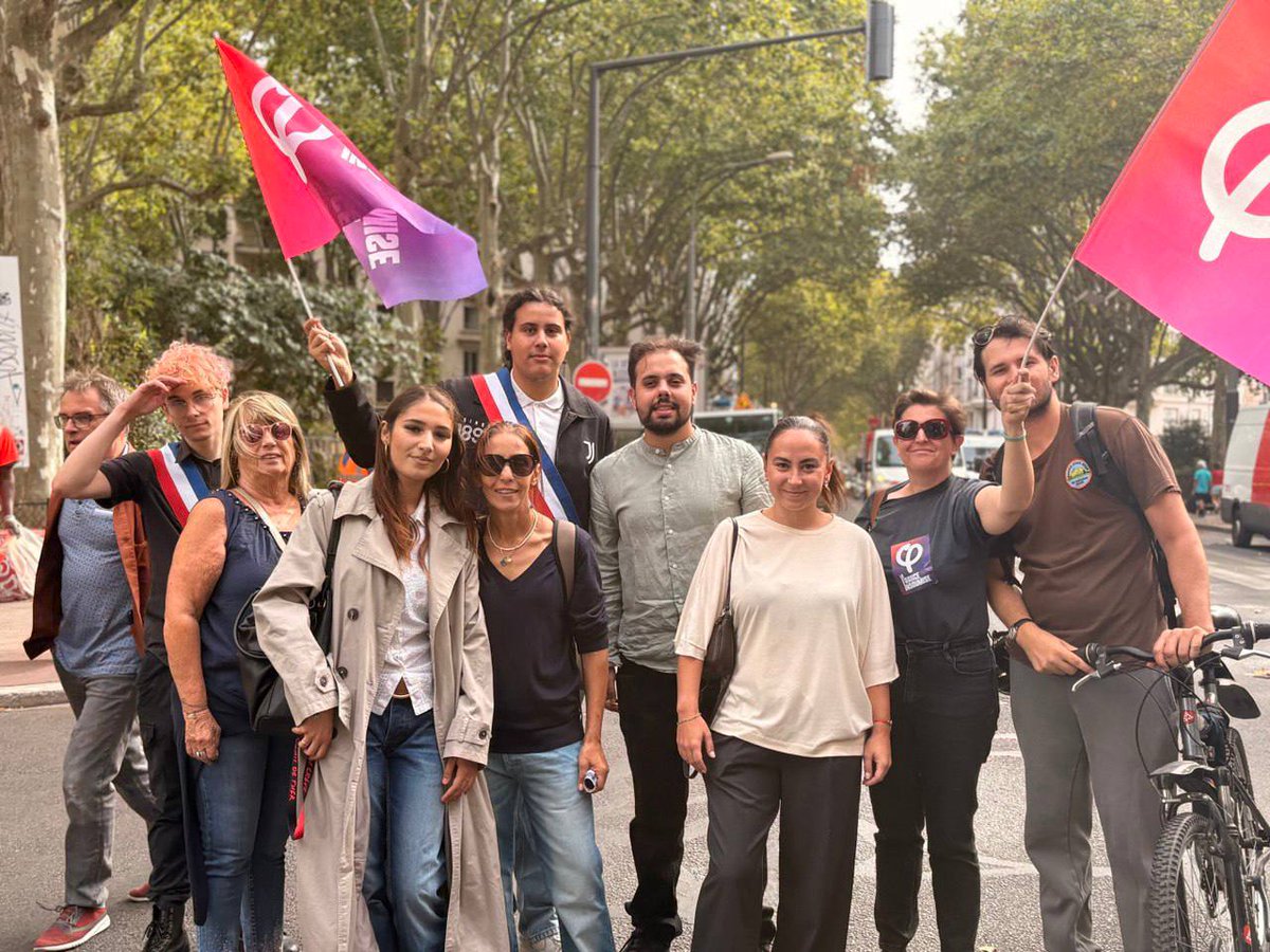 eluslfi69100's tweet photo. Nous manifestons aujourd'hui pour défendre le service et la fonction publics qui sont, une nouvelle fois, attaqués par le gouvernement Lecornu à l'approche du débat budgétaire qui prévoit plus de 54 milliards d'euros de coupes.

#greve #29septembre https://t.co/mJJxbr1yvB