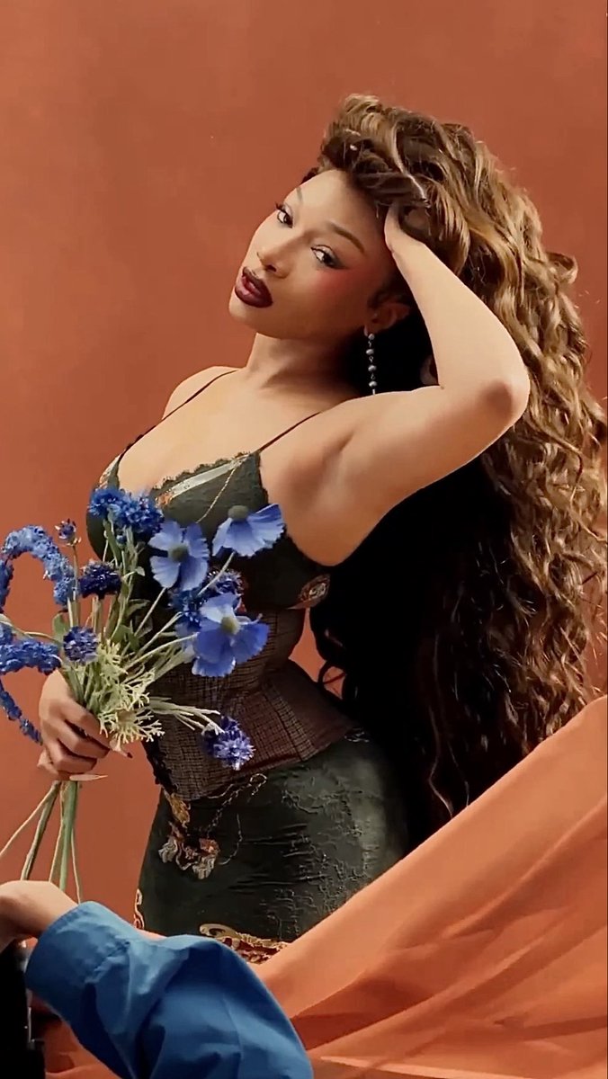 ohlowdy's tweet photo. looking paid &amp; pretty 🧡 https://t.co/rkljA1YNnJ