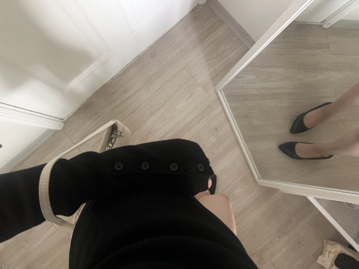 keeemzyz's tweet photo. 원래 딱붙기보단 흐물텅~ 허리 붙을랑말랑한 핏이 더 말라보이는거 아시죠 그런 니트입니다 https://t.co/06TXbl6ypR