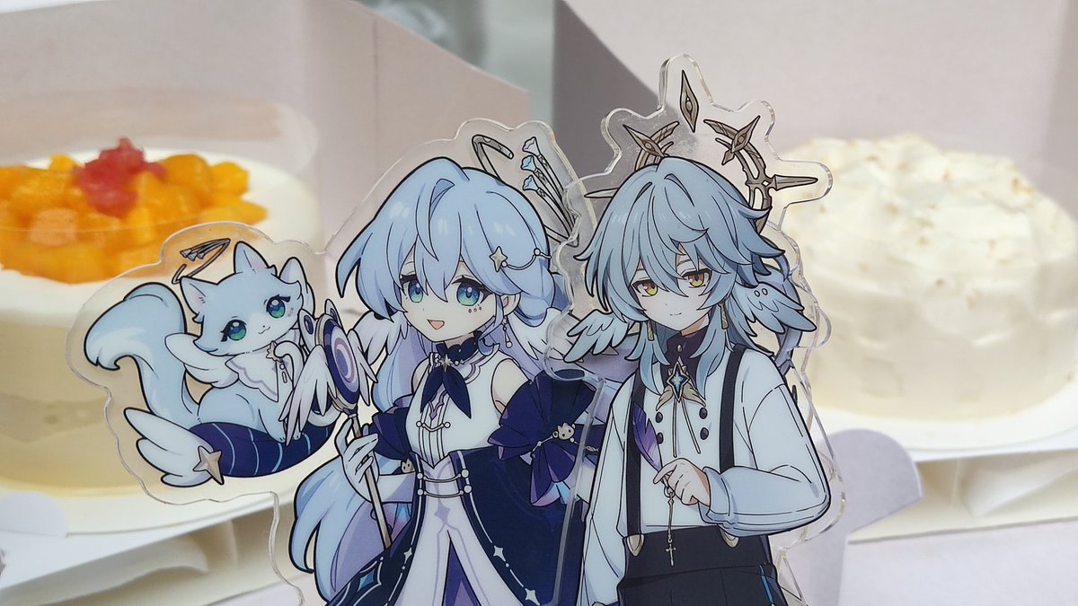 ncsfish's tweet photo. ←在超～长的排队队伍中间突然掏出两个二次元立牌拍照的人
p1是蹲下来拍的，很急、立牌没拿好，🐦稍微有点靠着🌞的感觉，但是发尾又勾回来有点包住哥哥…倒回来看好喜欢🥰 https://t.co/IDBnRIUerY