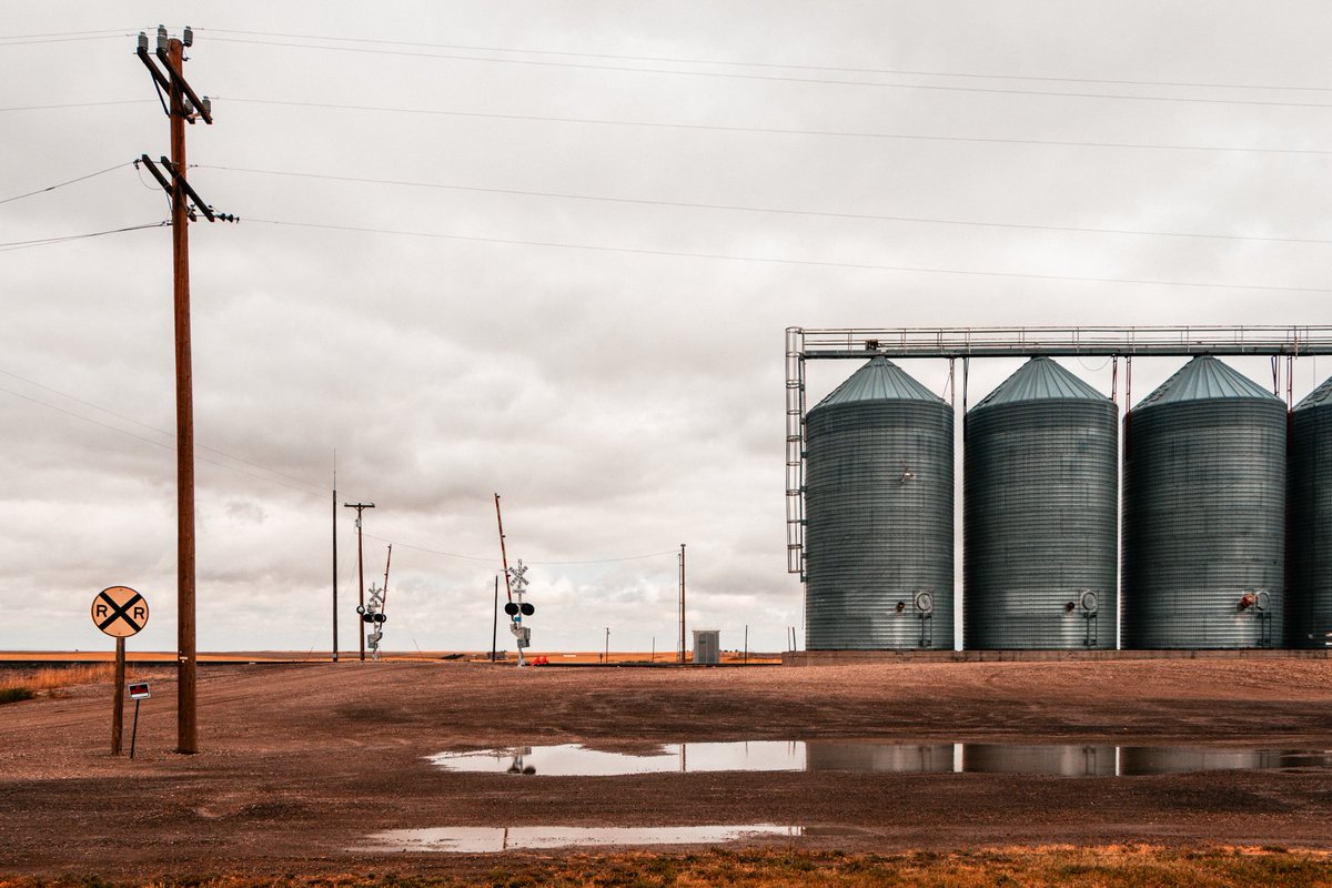 TheJvandy's tweet photo. Portrait of a Grain Elevator.

Dunkirk, Montana https://t.co/4PwApJMno7