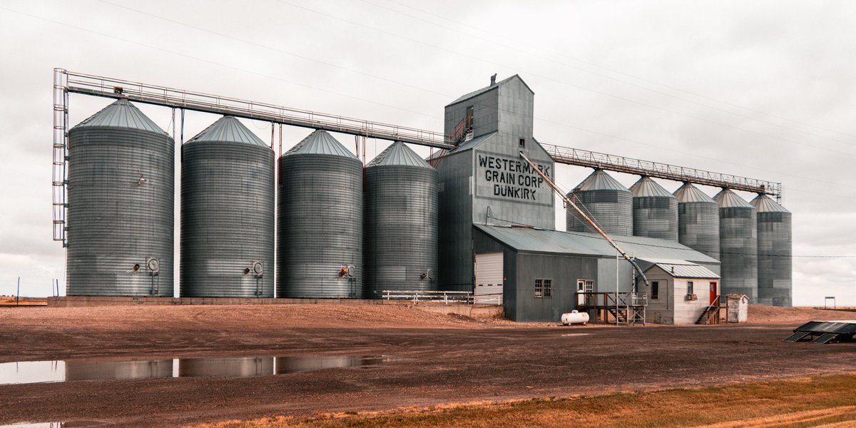 TheJvandy's tweet photo. Portrait of a Grain Elevator.

Dunkirk, Montana https://t.co/4PwApJMno7