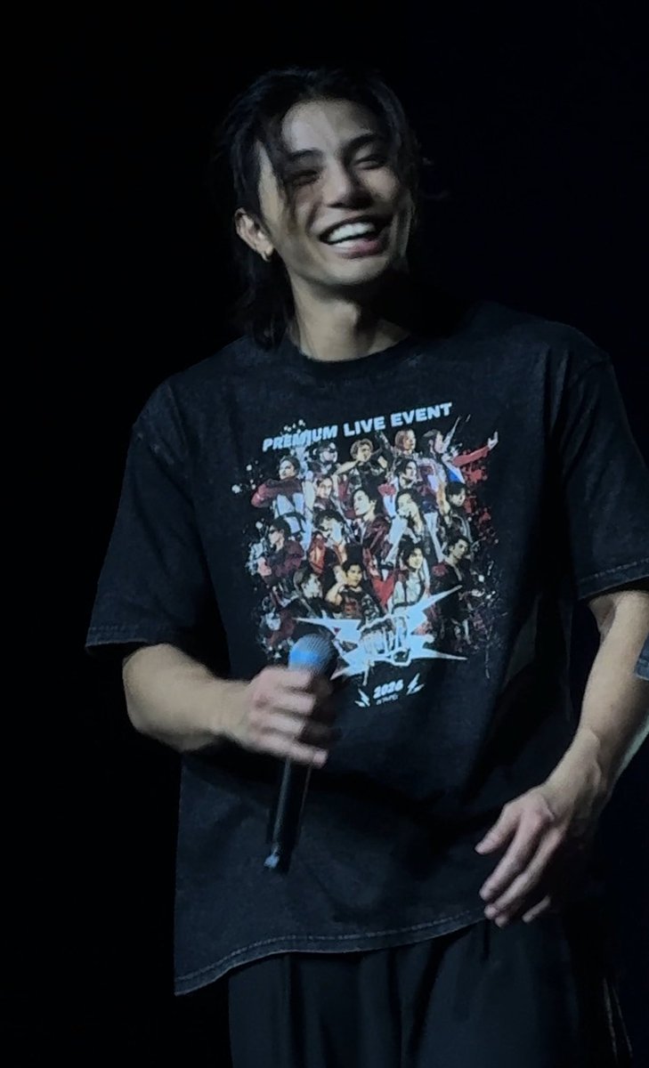 Nobody2Ham's tweet photo. 君の好きなところ 変な癖(マイク持つときに小指があがる)ところ 無表情なのにキュッと上にあがる口角 https://t.co/dOtInVqZoT