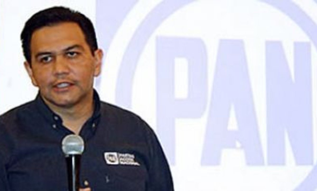 SantyRuize's tweet photo. Si Cruz Pérez Cuéllar es el mejor candidato que encontró Morena  para Chihuahua, por qué el PAN está celebrando? 
Será porque Cruz Pérez fue dos veces dirigente estatal del PAN? Ah también fue militante de Movimiento Ciudadano ! 
Chapulín profesional. 
El embajador Ronald Johnson debe estar complacido.