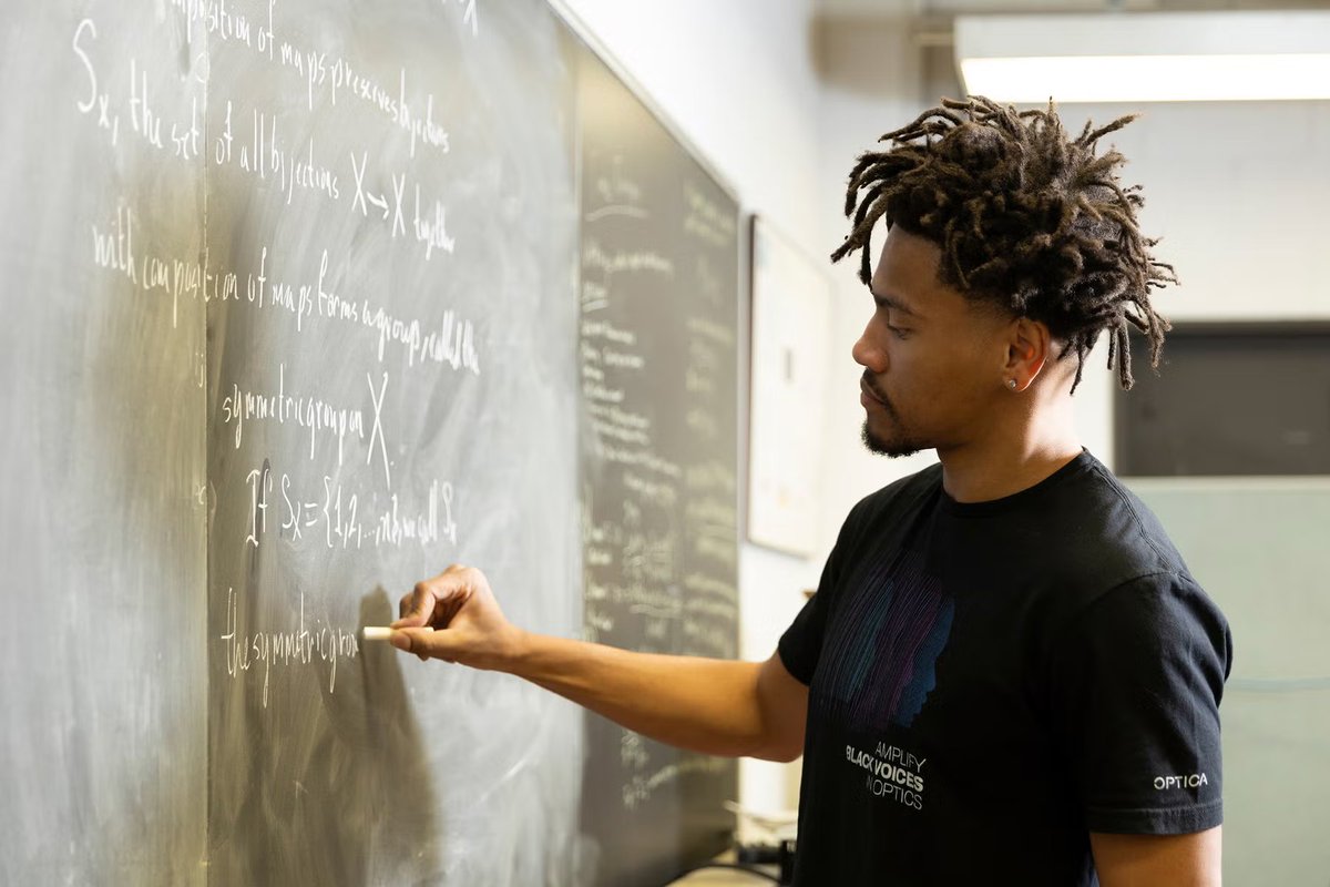 UICscience's tweet photo. .@thisisUIC has joined the Midwest Quantum Collaboratory. 🙌👏

It's a consortium of eight universities shaping #quantum technology’s future through collaborative research, innovation and workforce development.

Learn more ▶️https://t.co/FZx7iBCXYg https://t.co/m5E9K3ImNv