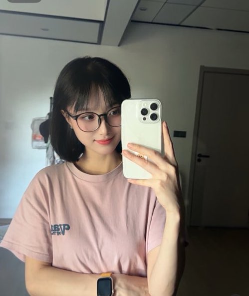 michelle70hl5's tweet photo. 可以交个朋友吗？狗狗们

有人要锐评我的福吗

1：看福    2：看🐻

Luo照  实况！！不要🚪看了别说黑就行！！ https://t.co/gq9Y4LrK6F