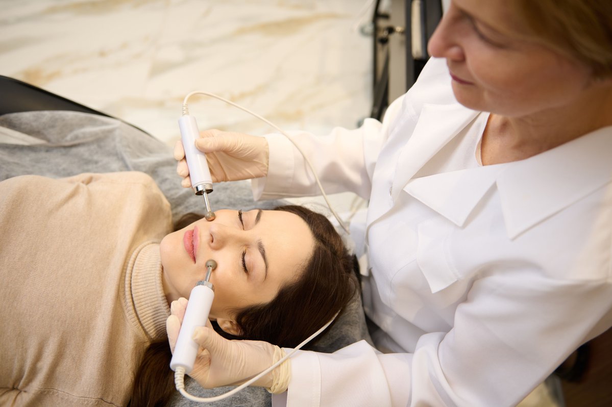 Highnessmedspa's tweet photo. Want refreshed skin without surgery? Our oxygen facial at Highness Med Spa uses hyperbaric oxygen to stimulate collagen and improve skin texture. Professional care for radiant results. What is your go-to skincare tip? Share below! 

#eyebrowslift #botoxnoselift #wrinkles #ED https://t.co/qtGkZ6AJp0