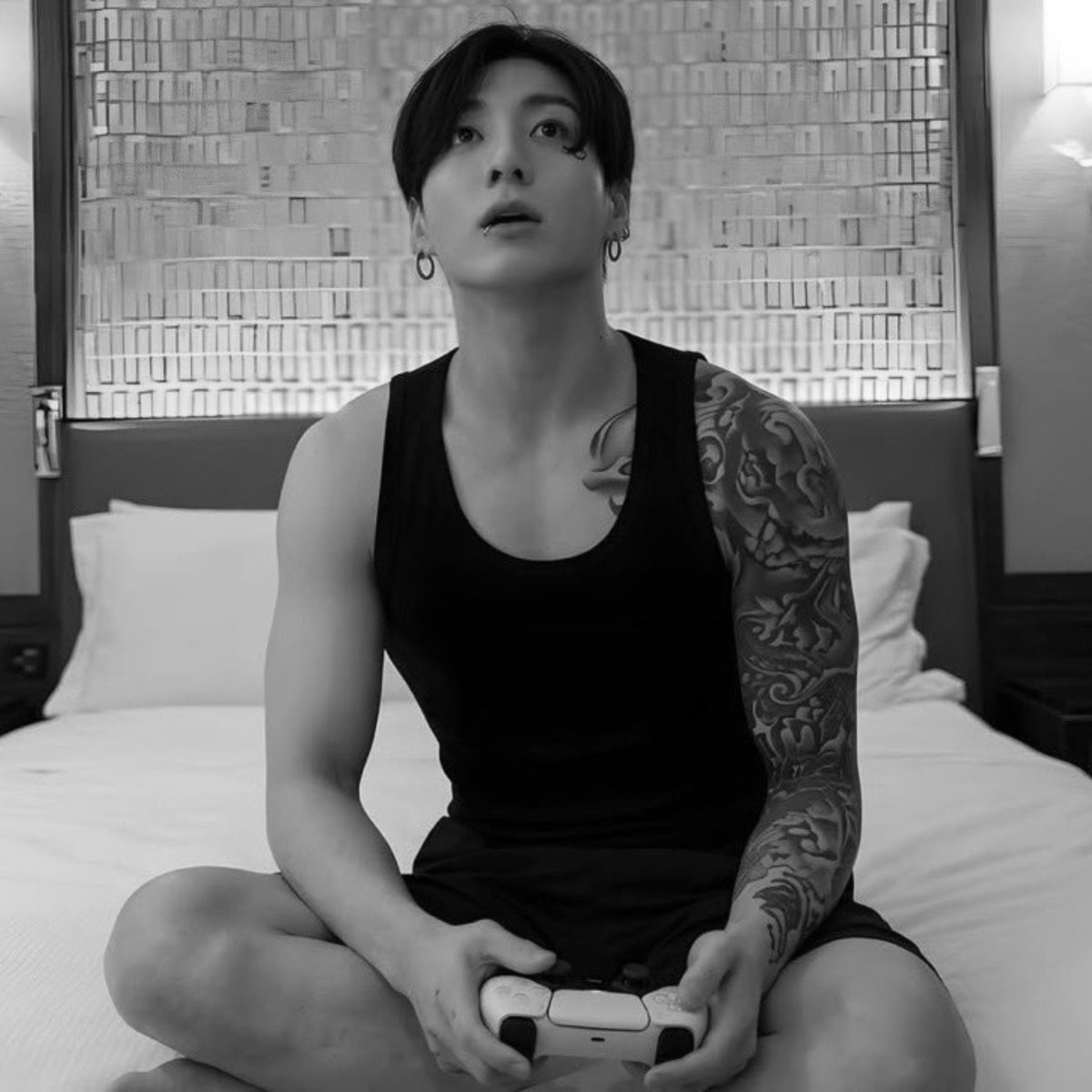 cypherkillzz's tweet photo. ㅤㅤㅤᏑ  ㅤFriend Request.

Name: Kayden.
Height: 1.77 cm.
Zodiac sign: Escorpio.
Age: 28 años.
Civil status: Soltero.
Fav season: Invierno.
Fav colour: Negro y rojo.
(+) Fotografía, lectura, música, Roblox, plato y rave.

ㅤㅤㅤㅤㅤ 🤍 ㅤforㅤDM. https://t.co/I76f4aa4Id