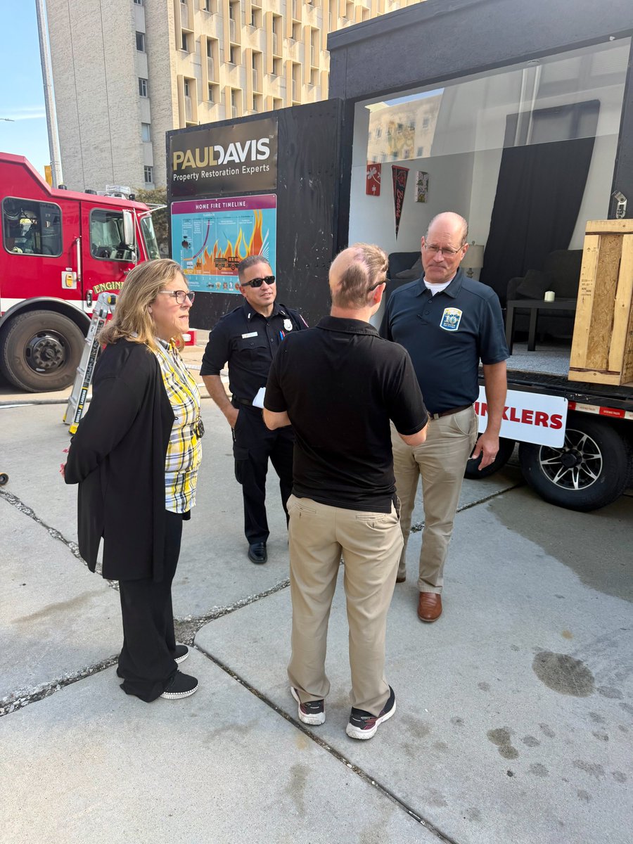 CommonVoices1's tweet photo. Excited to witness our advocate #JeffJordan watch his first #firesprinkler burn demo in #Milwaukee today! There's nothing like seeing the power of #fastestwater up close and personal! TY to @NFSAorg, @alipski1 and the @MilFireDept for advocating for a fire safe America! https://t.co/m9gXBhoP5M