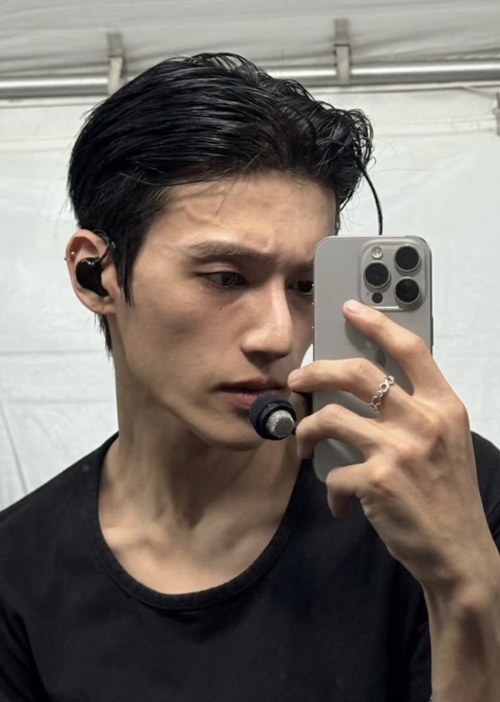 marshmilody_'s tweet photo. เฮียจะรู้ไหมว่าการที่เซลฟี่หน้ากระจก แล้วทำหน้าเครียดคิ้วชนกันแบบนี้มันมีคนจะเสียจริง ๆ นะ เป็นคนเดียวเลยจะที่อยากจะพูดใส่ว่า ‘อย่าเครียดได้ไหม มันหล่อ’ ฮือ😭🔥🔥🔥 https://t.co/OS89izfA6f