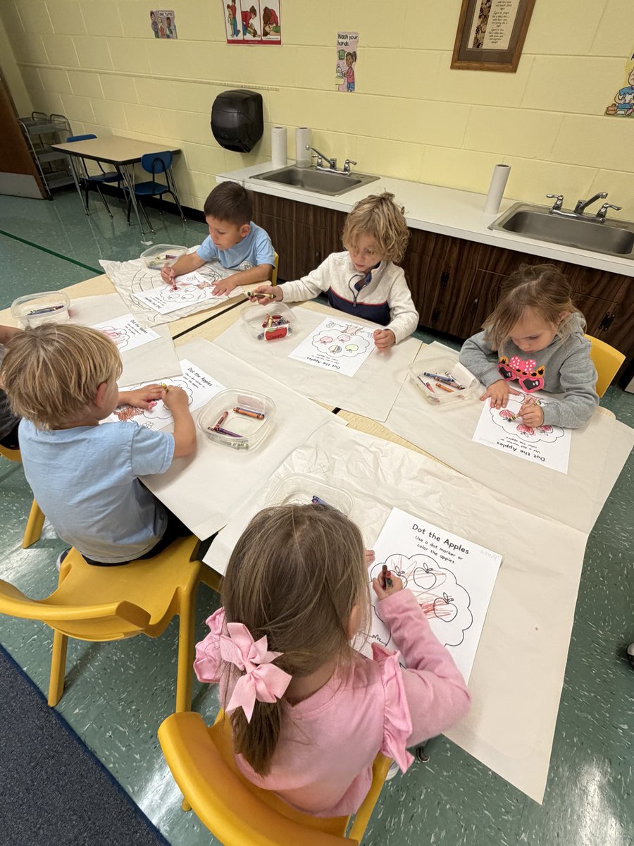stdomsob's tweet photo. Pre-K learned about the parts of the apple and enjoyed tasting yellow, red, and green apples! 😋🍎 https://t.co/0Mkyc2wvOH