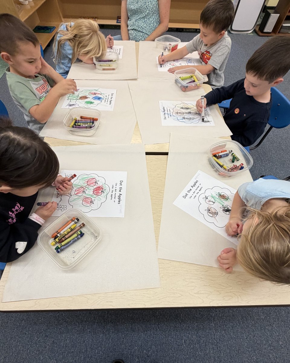 stdomsob's tweet photo. Pre-K learned about the parts of the apple and enjoyed tasting yellow, red, and green apples! 😋🍎 https://t.co/0Mkyc2wvOH