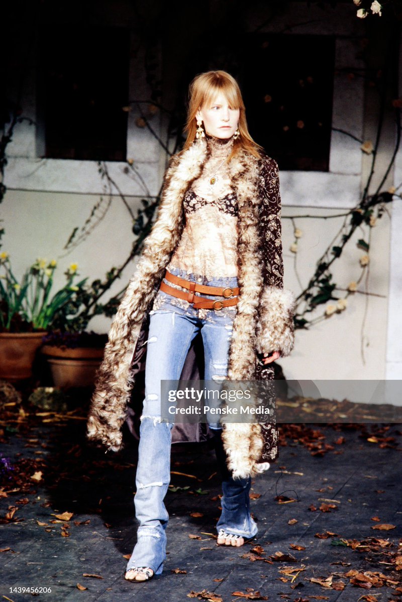 kissssssed's tweet photo. britney spears wearing a dolce gabbana fall/wint’ 2001 shearling coat https://t.co/22IxRxpZqF