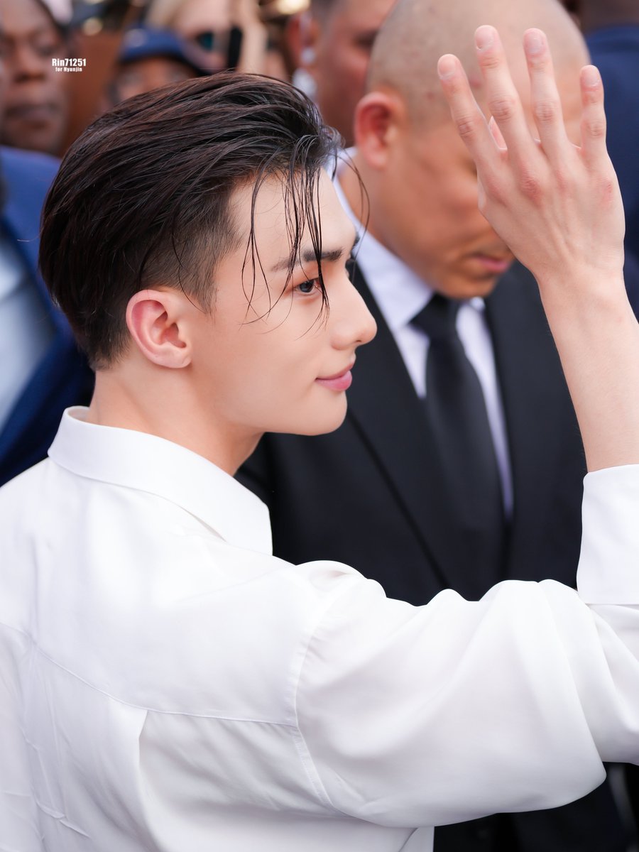 hyunecafe's tweet photo. finest man alive https://t.co/wzfAEGHNyF