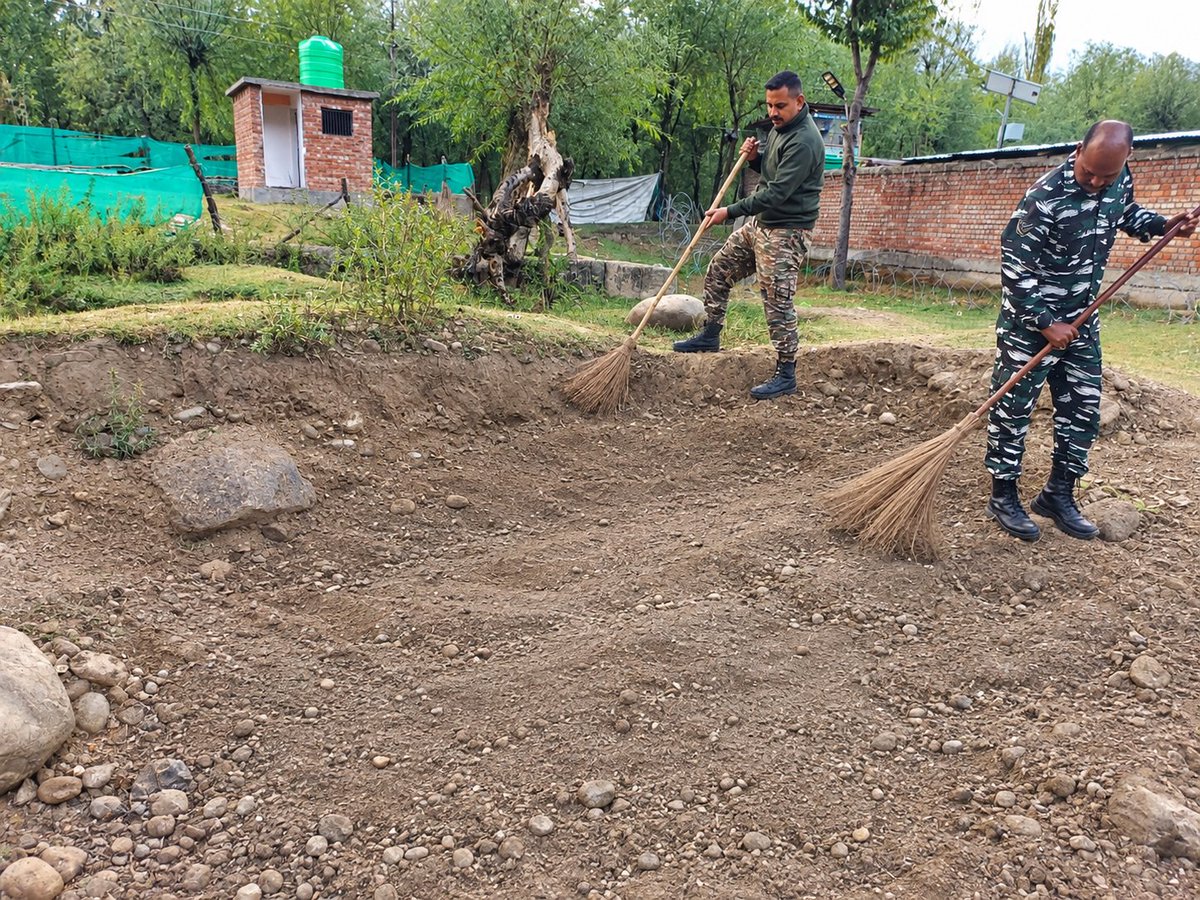164Pro's tweet photo. Swachhata Hi Seva(SHS) campaign-2026 conducted at 164 BN, CRPF. #SHS2026 #SwachhataHiSeva2026 "Ek Din, Ek Ghanta, Ek Saath" Organized by the Unit at F/164 Bn camp area, Khreity, Dist-Anantnag (J&amp;K) on 28/09/2026. https://t.co/nDearDFuVo