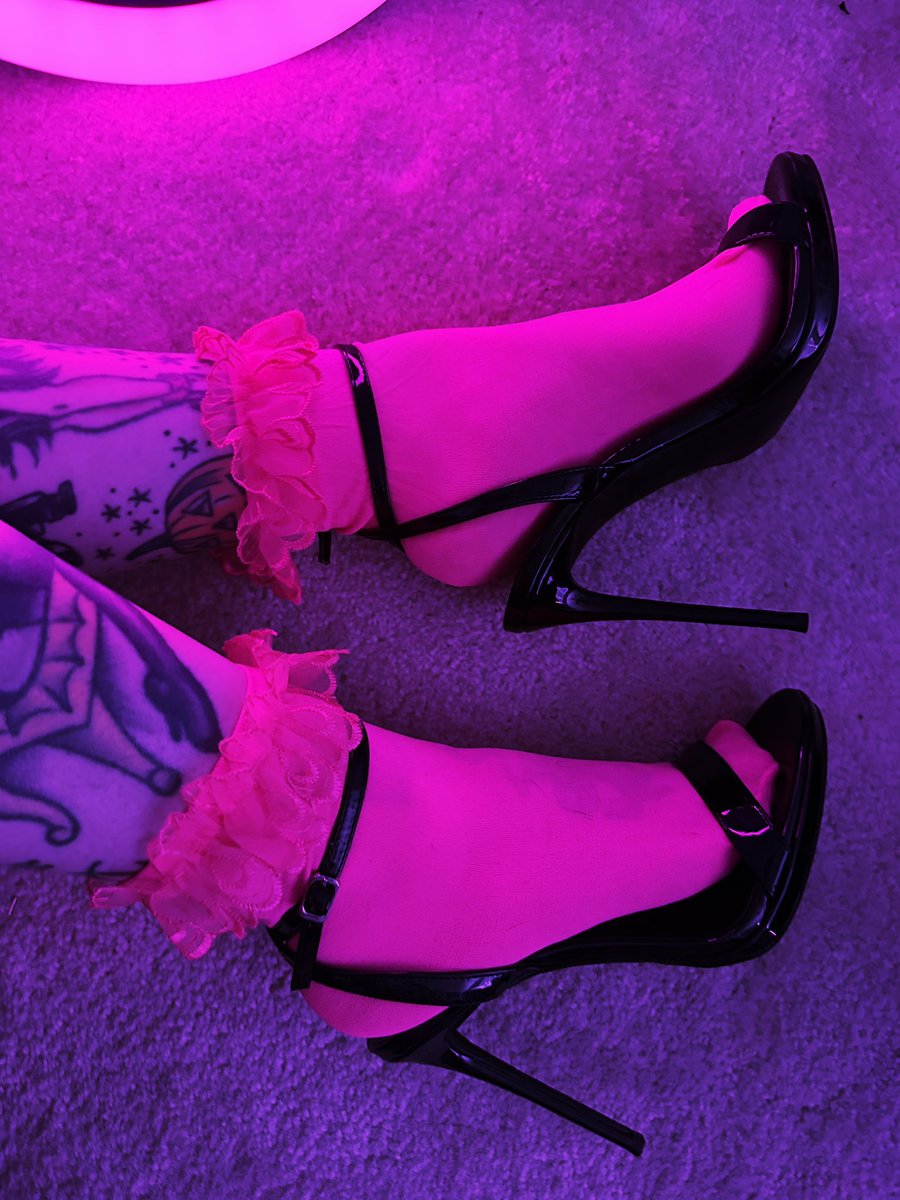 gothmuffinx's tweet photo. heels w socks > https://t.co/dJEwoOdts8