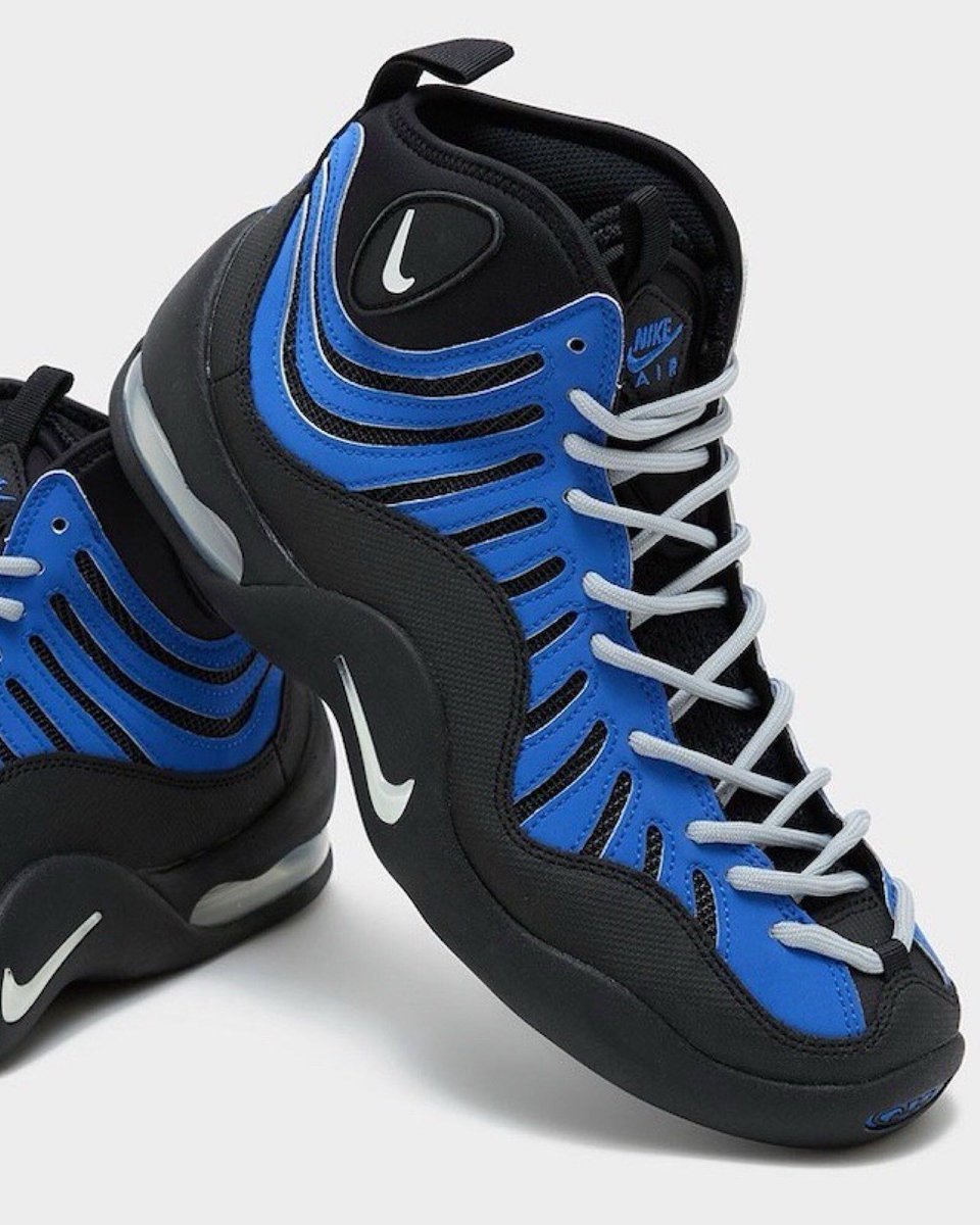JustFreshKicks's tweet photo. Nike Air Bakin “Varsity Royal” 🖤💙

• November 12th
• $170 https://t.co/ighY3UIIjf