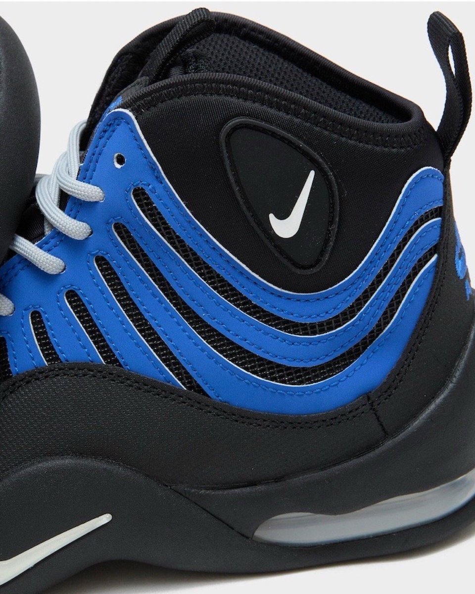JustFreshKicks's tweet photo. Nike Air Bakin “Varsity Royal” 🖤💙

• November 12th
• $170 https://t.co/ighY3UIIjf