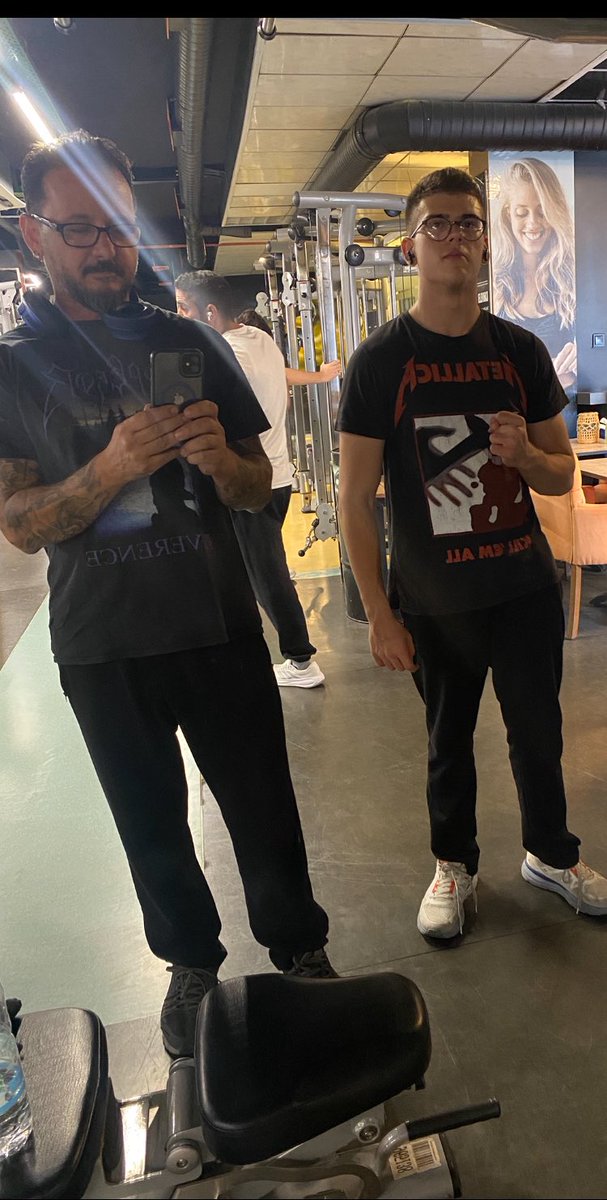 CuneytAltar's tweet photo. Erkek ergenler çok ilginç ::)bir sene önce top gibi yuvarlıyordum bu herifi ,gözümün önünde level atladı,ya da ben  küçüldüm https://t.co/7SlZTtgTUm