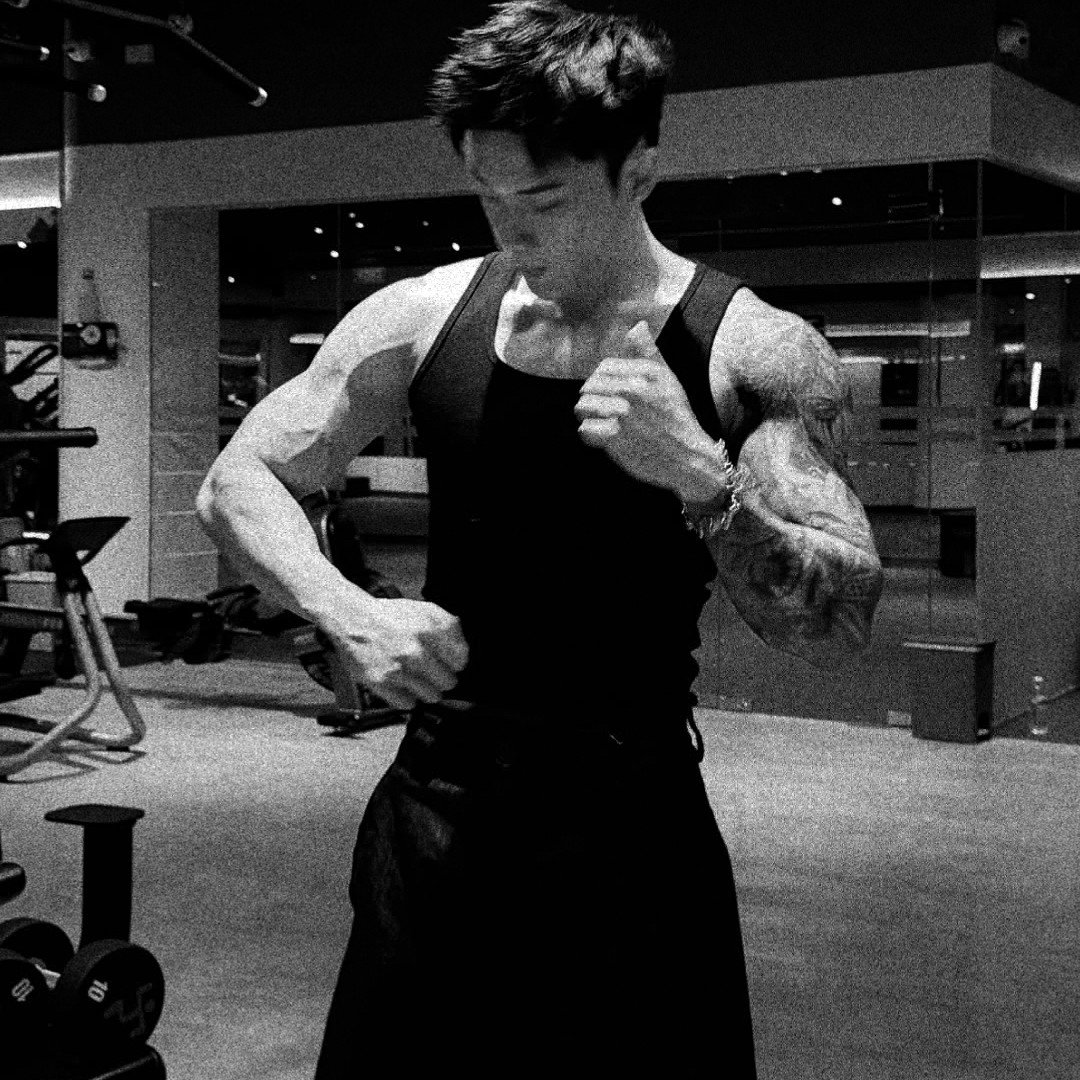 iiavolo's tweet photo. 𝒞onheça-me.

— 𝒩ome: atticus miller.
— 𝒜ltura: 1,80cm
— ℐdade: 24 anos
— 𝒮igno: sagitário 
— ℰstado civil: solteiro
—𝒩acionalodade: chinês-americano 
— ℰstação favorita: inverno 
— 𝒞or favorita: preto 
ㅤ https://t.co/j3yiFJCcsD