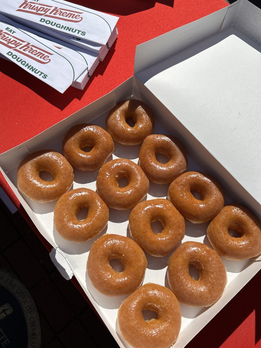 unccharlotte's tweet photo. Nothing like starting #NinerNationWeek week with a sweet surprise. 🍩 

Thanks, @krispykreme for helping us kick off Homecoming the right way! 🤙 https://t.co/feLfFiuAju