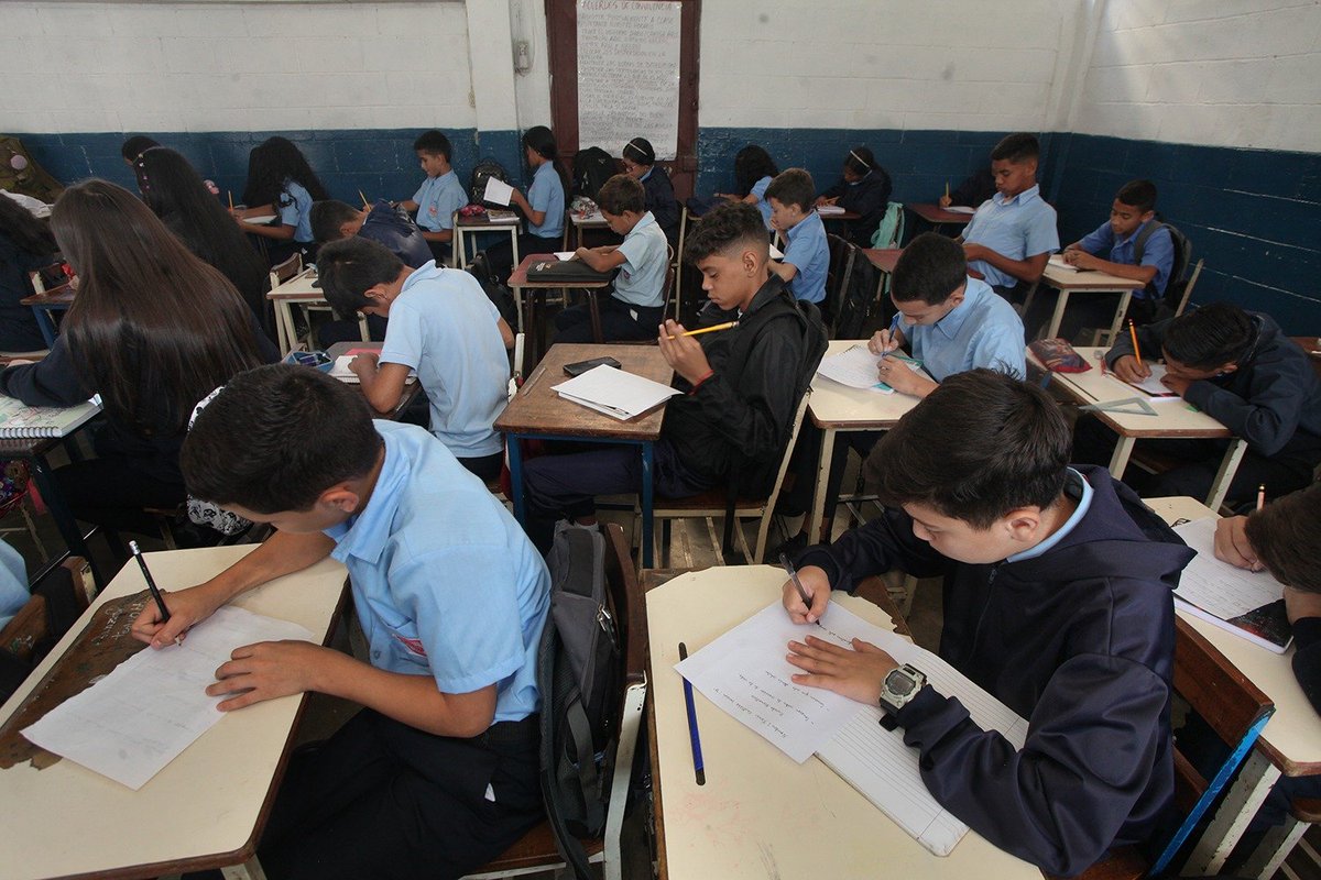 InvestigaUCAB's tweet photo. #SECEL2025: sigue cayendo el rendimeinto en matemáticas de los alumnos venezolanos, aunque mejora el de habilidad verbal.
Elaborado desde 2019, el #SECEL ofrece un diagnóstico sobre el aprendizaje real de los estudiantes de primaria y bachillerato del país en asignaturas clave🧵 https://t.co/LjgC6RDulw