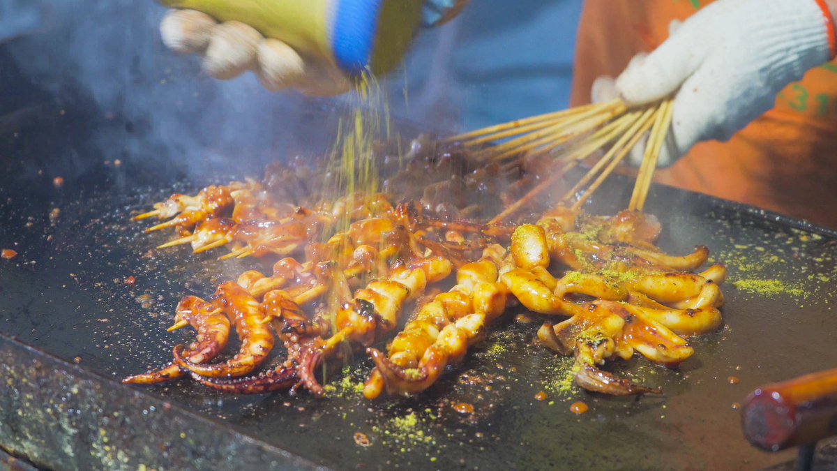 ShaunnaChex9's tweet photo. Craving late-night street snacks Spicy grilled squid sizzling with chili flakes hits different on a busy city street!， https://t.co/YCrlWtpWWJ