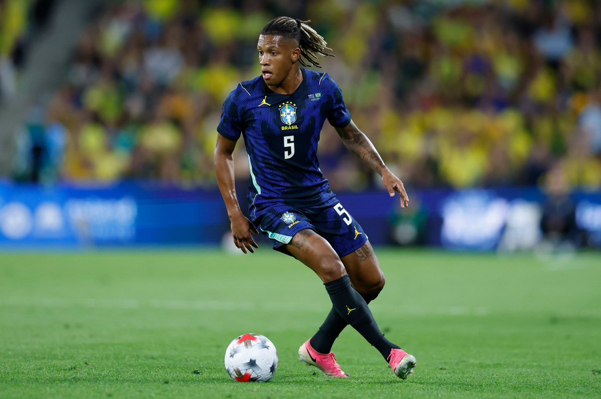 Fogostats's tweet photo. Danilo foi o jogador com mais minutos em campo pela Seleção Brasileira somando os dois amistosos contra a Austrália.

Além disso, foi o único a ultrapassar 150 minutos jogados: 177 no total. https://t.co/F9rSK7gXKh