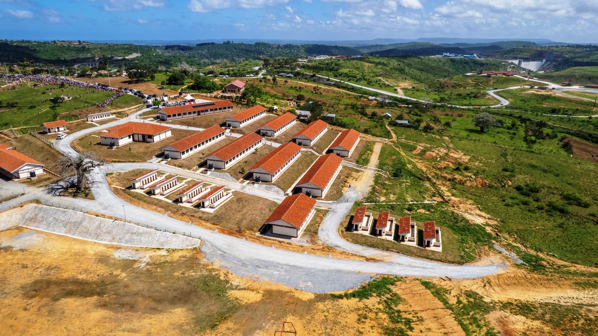 ray_omollo's tweet photo. On the third day of his working tour of the Coast Region, we joined H.E. President @WilliamsRuto for engagements in Kwale County, including the commissioning of Fulugani Comprehensive Primary School, an inspection of the Kenya Coast National Polytechnic, Kwale Campus in Matuga and the Milalani–Funzi Road in Msambweni. 

The projects will expand access to quality education and skills training, while improving connectivity, access to markets and essential services for communities across the region.