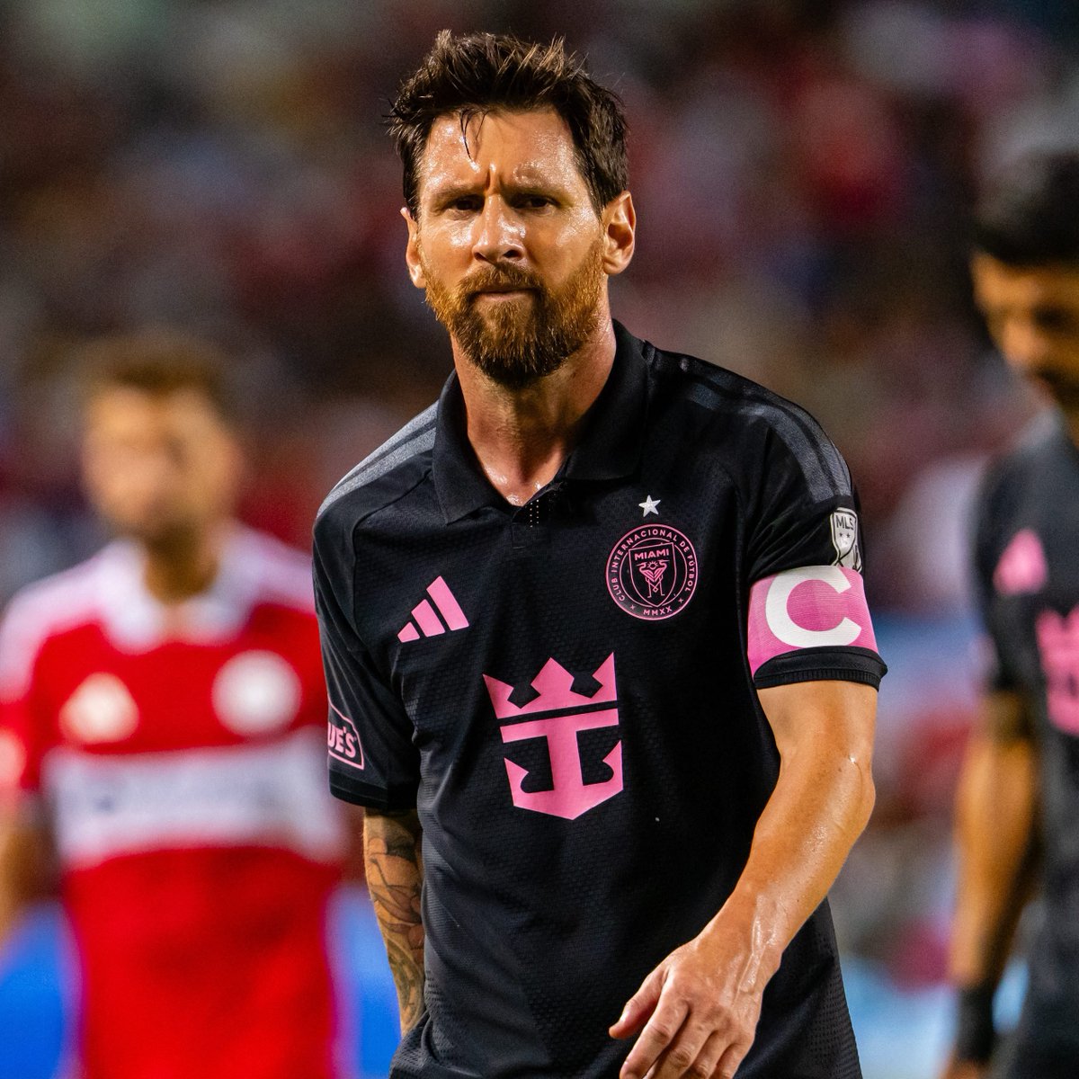 footmercato's tweet photo. 🐐🏆 À 39 ans, Lionel Messi pourrait encore réaliser une performance folle au Ballon d’Or !

L’Argentin présente un dossier XXL pour sa 17ème nomination :

🏆 49 matchs, 45 buts et 30 passes décisives TCC
🌍 Finaliste de la Coupe du monde 2026
⚽️ 8 buts et 4 passes décisives en 8 matchs au Mondial
🥈 2e meilleur buteur de la compétition
🔥 12 G/A en 8 matchs au Mondial
🇺🇸 Champion de MLS en 2025
🥇 Meilleur buteur et MVP de MLS en 2025

À 39 ANS, le voir terminer encore une fois parmi les toutes premières places serait complètement dingue. 🤯

💬 À quelle place voyez-vous Messi terminer au Ballon d’Or ? 👀