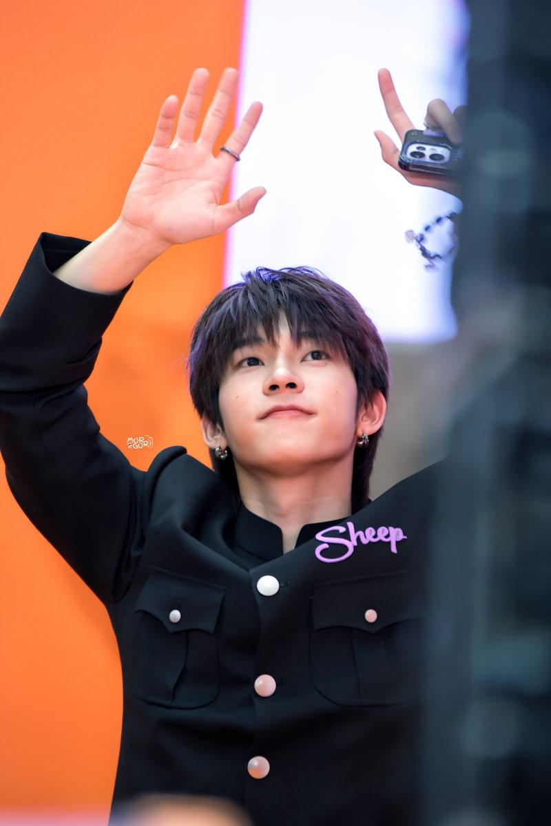 Morrgor's tweet photo. 290969 : น้องไม่เคยลืมแฟนคลับคนไหนไว้ข้างหลังเลยอะ ผมเห็นทุกคนเยยย

SHEEP TTP Final EP SWT 

#SHEEPxTTP 
#twnpich #teeteepor #ตี๋ตี๋ป๋อ 
 :¨ ·.· ¨:
      `· .  @twnpich  ʚ🐶ɞ https://t.co/IVshgY0Xa5