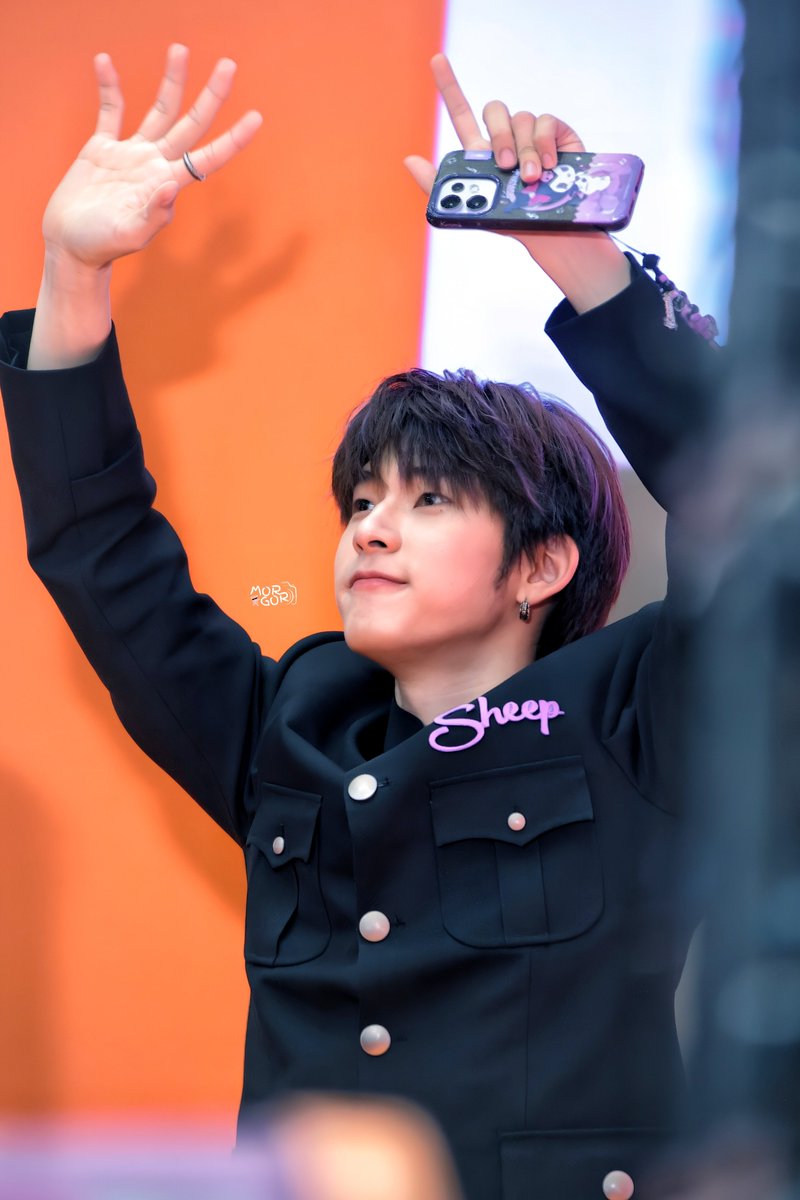 Morrgor's tweet photo. 290969 : น้องไม่เคยลืมแฟนคลับคนไหนไว้ข้างหลังเลยอะ ผมเห็นทุกคนเยยย

SHEEP TTP Final EP SWT 

#SHEEPxTTP 
#twnpich #teeteepor #ตี๋ตี๋ป๋อ 
 :¨ ·.· ¨:
      `· .  @twnpich  ʚ🐶ɞ https://t.co/IVshgY0Xa5