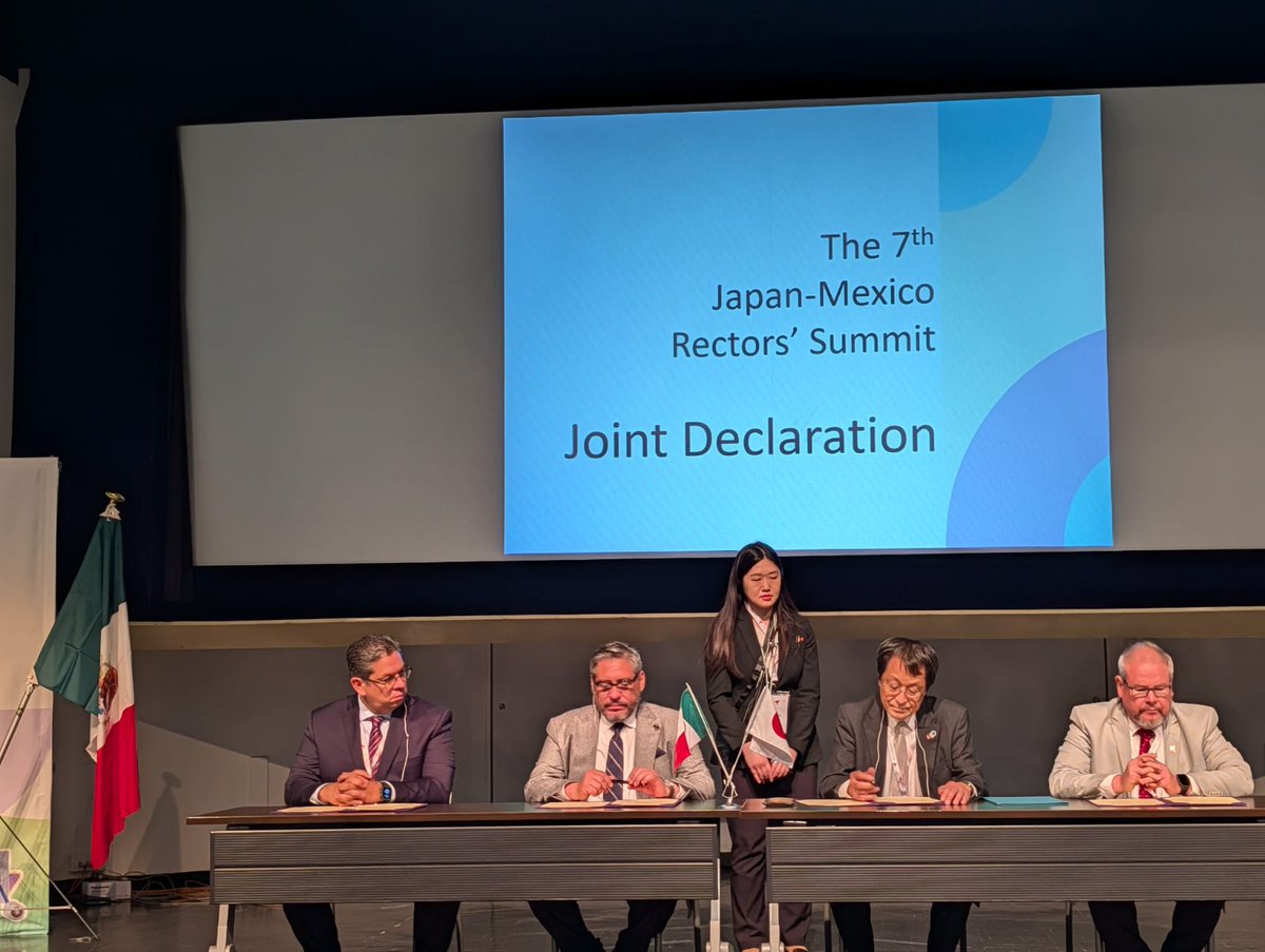 ANUIES's tweet photo. El Dr. Luis González Placencia suscribió un acuerdo en el que participan la @EmbamexJP, @AMEXCID, y más de 30 universidades de ambos países, a fin de profundizar aún más las relaciones bilaterlaes. Un compromiso firme por la cooperación científica, desarrollo tecnológico e intercambio académico.