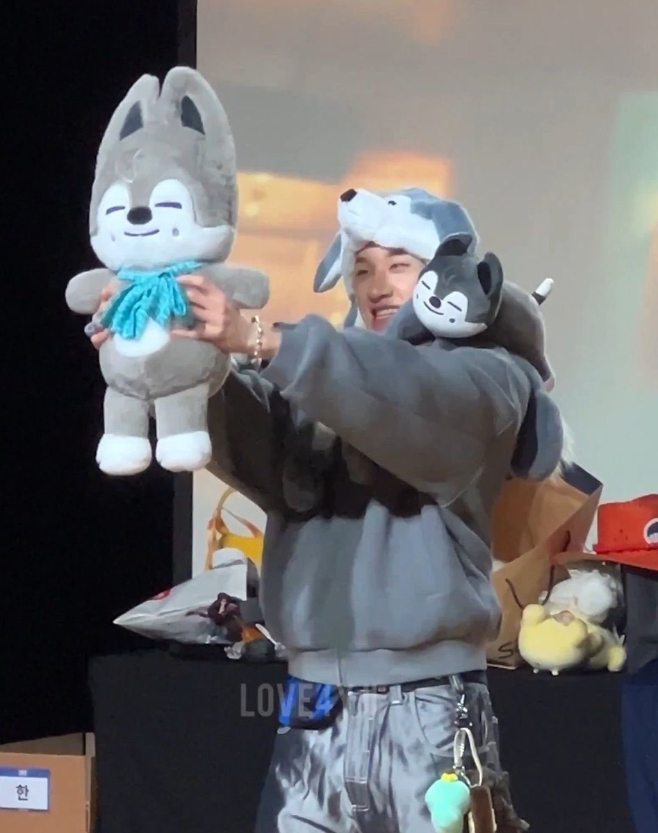 channienoir's tweet photo. the way he was showing off his son 😭 https://t.co/6ZLQCfSxr4