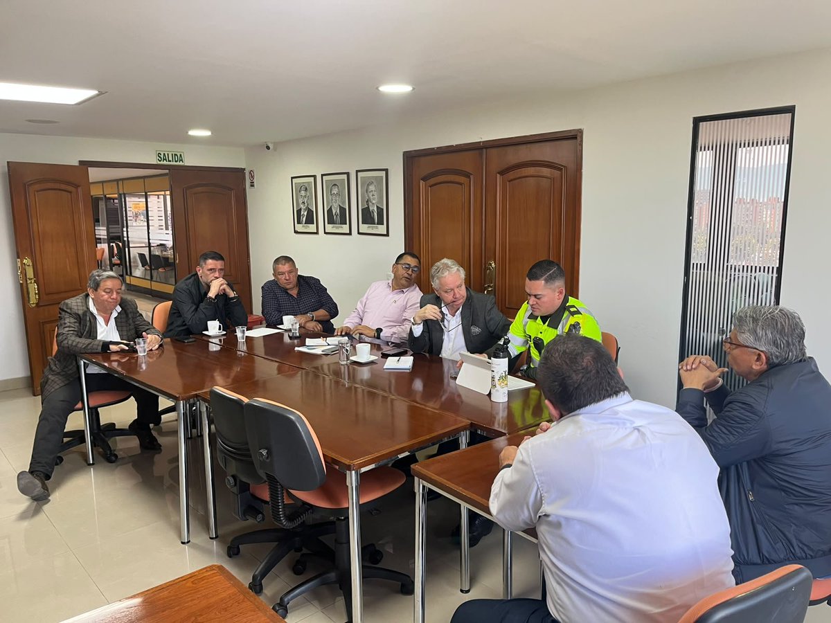 ASOTRANS's tweet photo. En instalaciones de @ASOTRANS se lleva a cabo una importante reunión liderada por el gremio en cabeza de su Presidente @Marinotrans y @TransitoPolicia con empresas de corta distancia sobre la Ilegalidad e Informalidad en el corredor norte 🛣️🇨🇴🚌 https://t.co/7XjosIp9lM