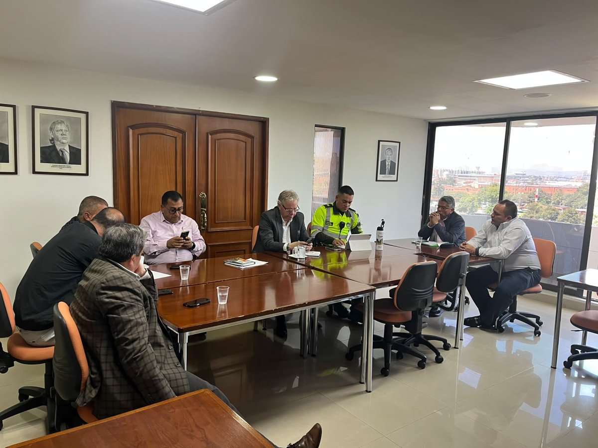 ASOTRANS's tweet photo. En instalaciones de @ASOTRANS se lleva a cabo una importante reunión liderada por el gremio en cabeza de su Presidente @Marinotrans y @TransitoPolicia con empresas de corta distancia sobre la Ilegalidad e Informalidad en el corredor norte 🛣️🇨🇴🚌 https://t.co/7XjosIp9lM