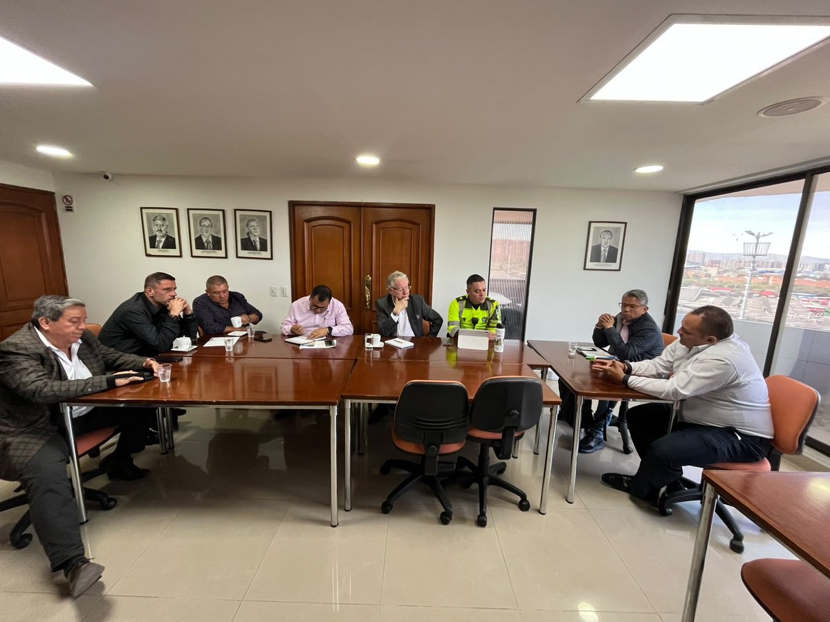 ASOTRANS's tweet photo. En instalaciones de @ASOTRANS se lleva a cabo una importante reunión liderada por el gremio en cabeza de su Presidente @Marinotrans y @TransitoPolicia con empresas de corta distancia sobre la Ilegalidad e Informalidad en el corredor norte 🛣️🇨🇴🚌 https://t.co/7XjosIp9lM