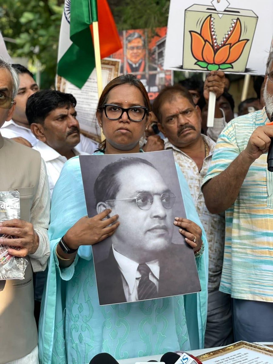 VarshaEGaikwad's tweet photo. ज्ञानेशकुमार हटाव, देश बचाव !!

आज चैत्यभूमी, दादर येथे 'आम्ही मुंबईकर' यांच्या वतीने मतचोरी व निवडणूक आयोगातील भ्रष्ट कारभाराविरोधात आज सत्याग्रह करण्यात आला, यावेळी संविधानाच्या प्रस्ताविकेचे सामुहिक वाचन करण्यात आले.

या आंदोलनात माजी मंत्री आमदार अस्लम शेख, आमदार भाई जगताप, आमदार अमीन पटेल, आमदार डॉ. ज्योती गायकवाड, ज्येष्ठ सामाजिक कार्यकर्ते तुषार गांधी यांच्यासह शेकडो लोक सहभागी झाले होते.

"मुख्य निवडणूक आयुक्त ज्ञानेशकुमार हे मोदी-शाह यांची गुलामी करत आहेत, पण हा देश संविधानाने चालतो, हे लक्षात ठेवा. जोपर्यंत ज्ञानेशकुमार यांची  हकालपट्टी करत नाही,  त्यांना अटक केली जात नाही, तोपर्यंत आमचा लढा सुरुच राहिल".

संविधानाने दिलेला मतदानाचा अधिकार कोणीही हिरावून घेऊ शकत नाही, मोदी-शाह व ज्ञानेशकुमार ही नाही.... मा. राहुल जी गांधी यांच्या नेतृत्वाखालील संविधान रक्षणासाठी आम्ही लढू व संविधान संपवणा-या शक्तींचा बिमोड करू.

जय हिंद,  जय संविधान!!