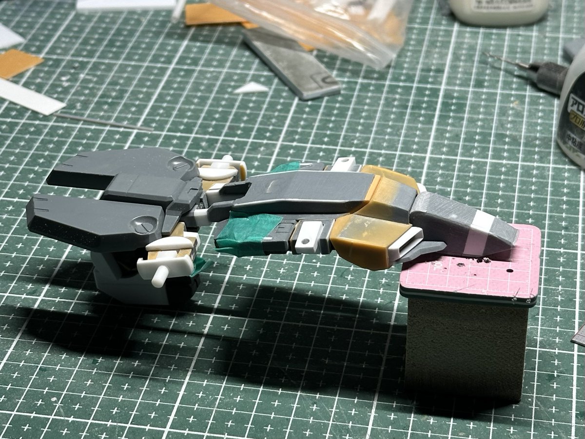 prpr0201's tweet photo. 機首の形状変更と可動軸の変更してたけど、まぁしんどいし時間かかった
いい加減お腹に入りたいけど、実は背中から胸までの連結何とかしない度、多分微妙にアウトライン変わるのよなー

手をつけるか、右の腹をとりあえず形にするか。悩む https://t.co/7J3ayXtUJD