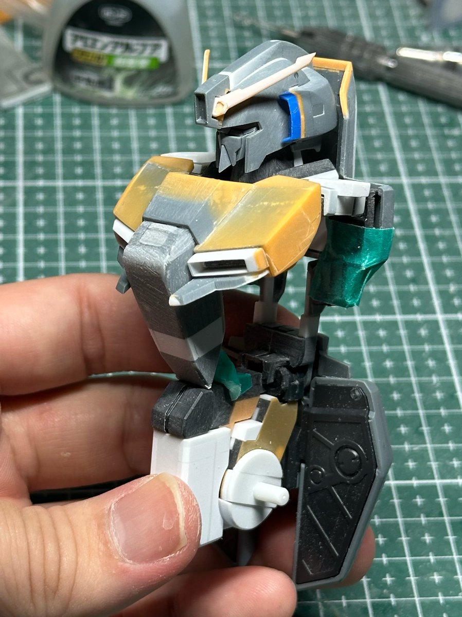 prpr0201's tweet photo. 機首の形状変更と可動軸の変更してたけど、まぁしんどいし時間かかった
いい加減お腹に入りたいけど、実は背中から胸までの連結何とかしない度、多分微妙にアウトライン変わるのよなー

手をつけるか、右の腹をとりあえず形にするか。悩む https://t.co/7J3ayXtUJD