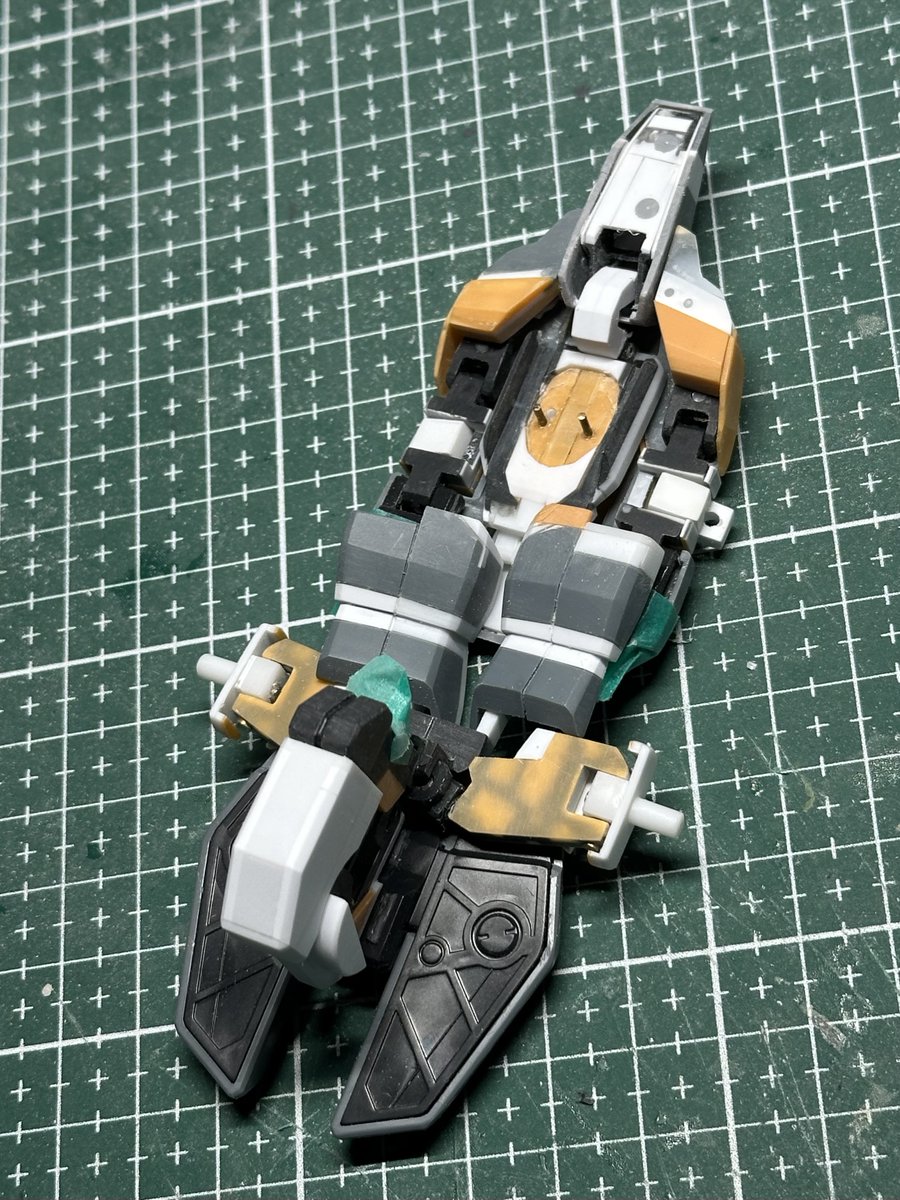 prpr0201's tweet photo. 機首の形状変更と可動軸の変更してたけど、まぁしんどいし時間かかった
いい加減お腹に入りたいけど、実は背中から胸までの連結何とかしない度、多分微妙にアウトライン変わるのよなー

手をつけるか、右の腹をとりあえず形にするか。悩む https://t.co/7J3ayXtUJD