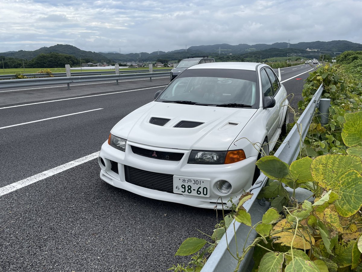 Evohashi_Rally's tweet photo. #お前らの大ピンチをみたい 
高速走ってたらバランサーベルト千切れてあわやエンジンブロー
千切れたベルトがクラセンを運良く破壊してくれたおかげで即エンストして難を逃れた https://t.co/c3q1BLGhTU