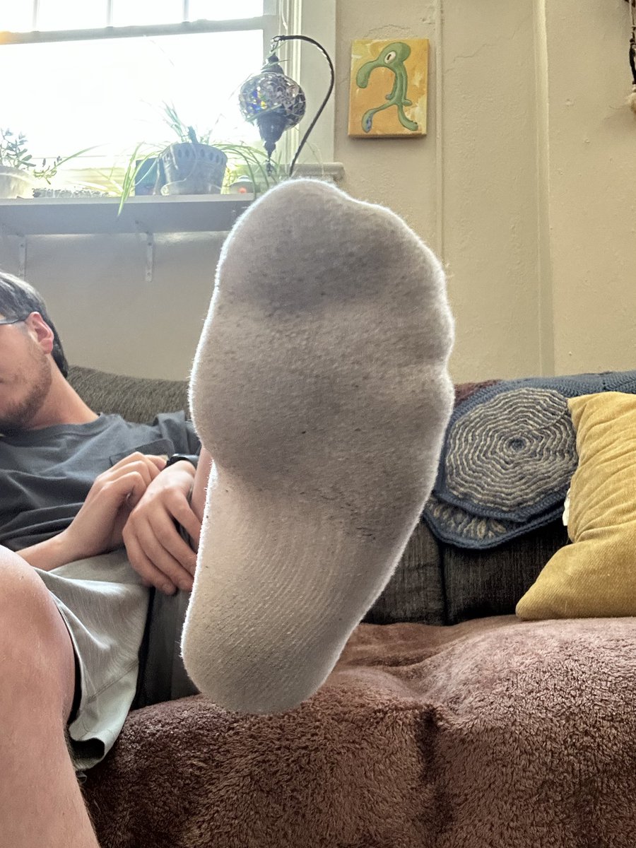 mixterft's tweet photo. Busy bee🐝🧦🦶🏻 which one you prefer? #socks #nosocks https://t.co/Wcju6YcTiL
