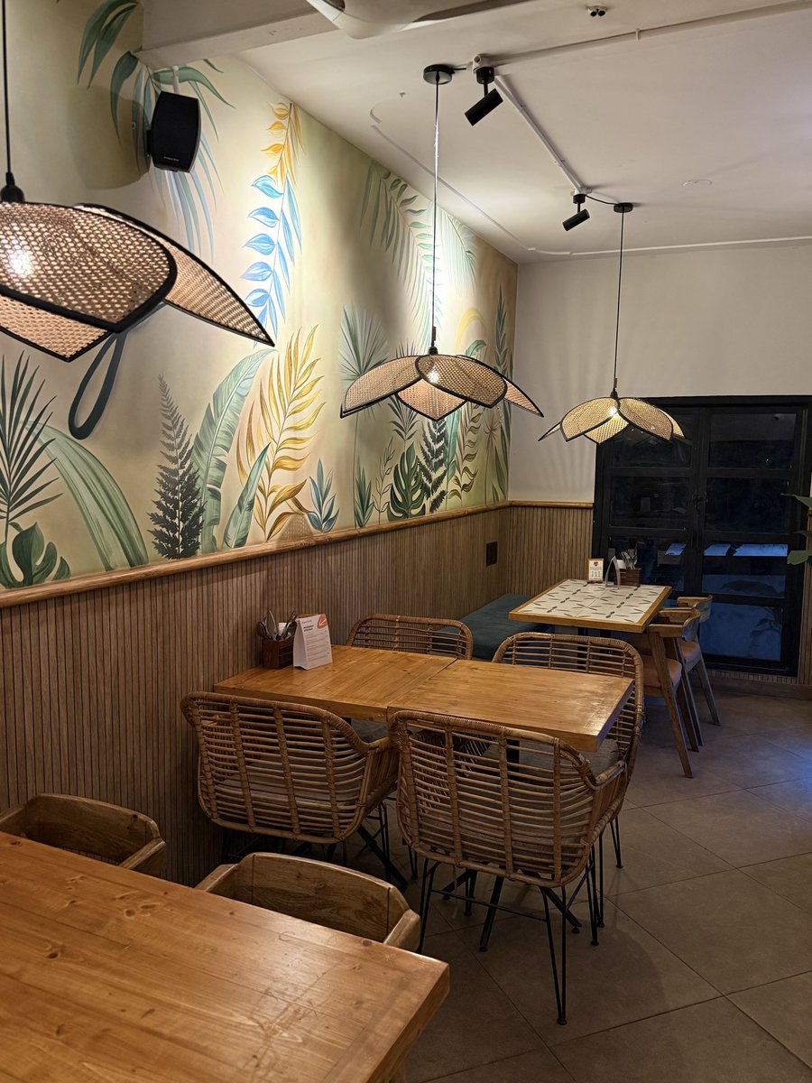 heykavsthere's tweet photo. FLAX Cafe in Indiranagar is definitely worth checking out if you are looking for healthy food with balanced macros. Clean ingredients, macros listed for everything on the menu, and genuinely good food.

Tried the Madras chicken/tofu bowl, truffle citrus fish and matcha. Loved it. https://t.co/Vnll74Xo5l